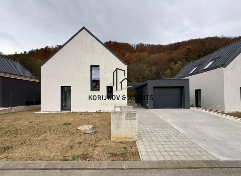 Családi ház Pod Drieňovou utcában, Kamenica nad Cirochou-ban, grafit színű tetővel.