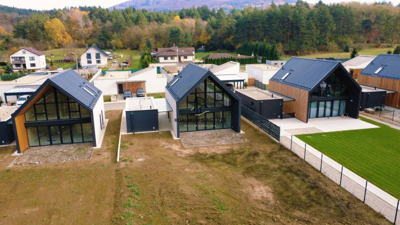 Családi házak a Pod Drieňovou utcában Kamenica nad Cirochou-ban, természet által körülvéve.