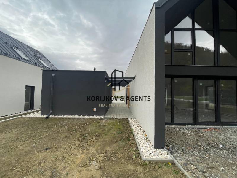 Családi ház Pod Drieňovou-ban, Kamenica nad Cirochou-ban üvegezett felületekkel és kavicsos utakkal.