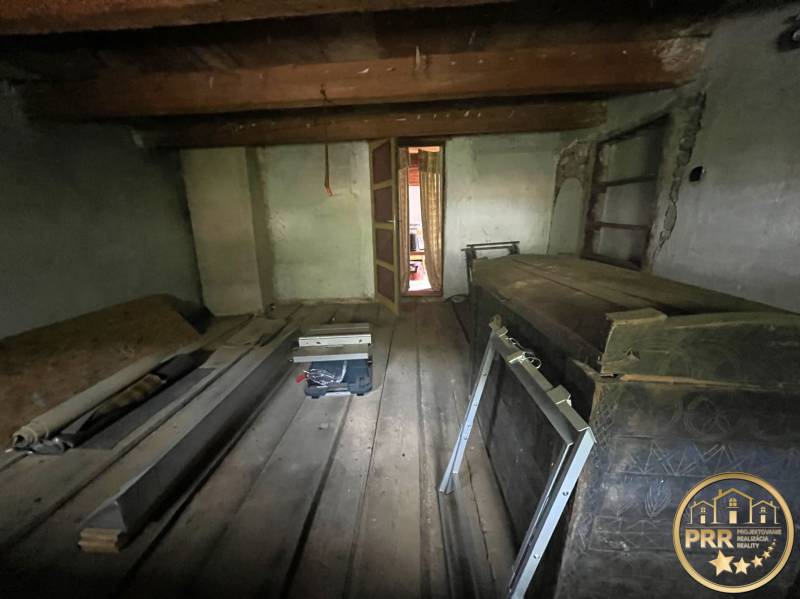 A kunyhó hangulatos, hagyományos belső teret kínál fa mennyezettel és padlóval.