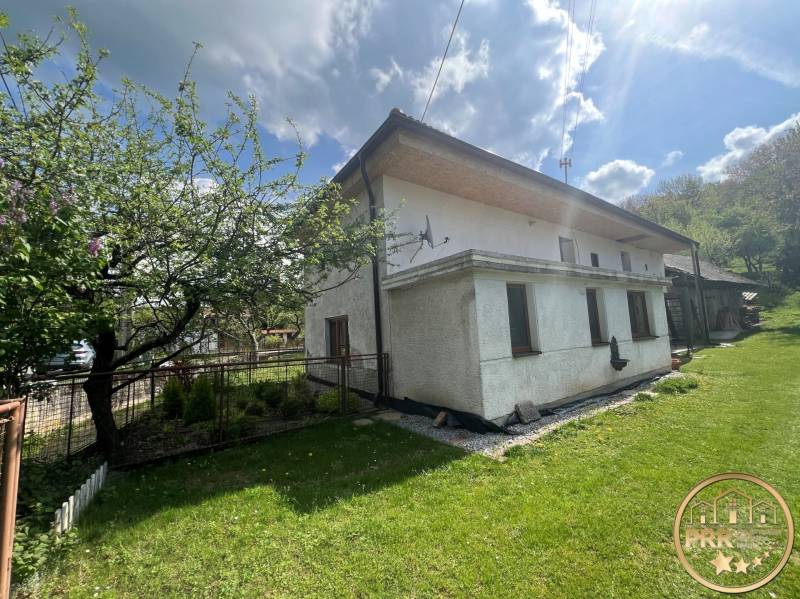 Házikó Šípkovén zölddel körülvéve, bekerített kert fákkal és réttel.