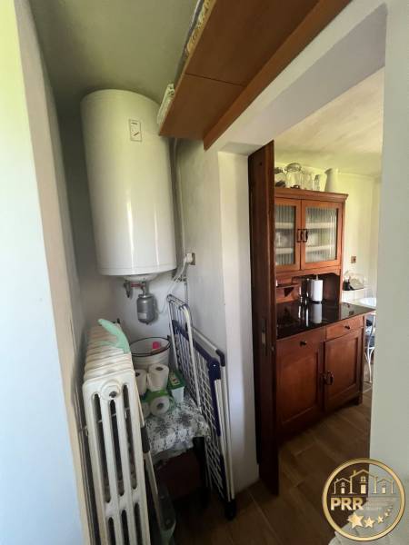 Fahatású padlóval, kazánnal és tárolóhellyel rendelkező házikó Šípkovban.