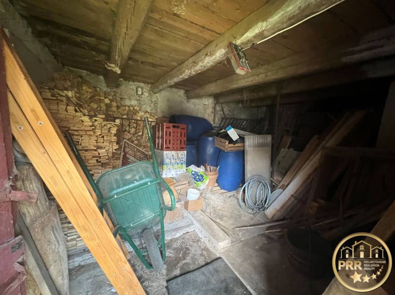 Faház faanyagokkal, hordókkal és szerszámokkal. Rusztikus padlás tárolásra alkalmas.