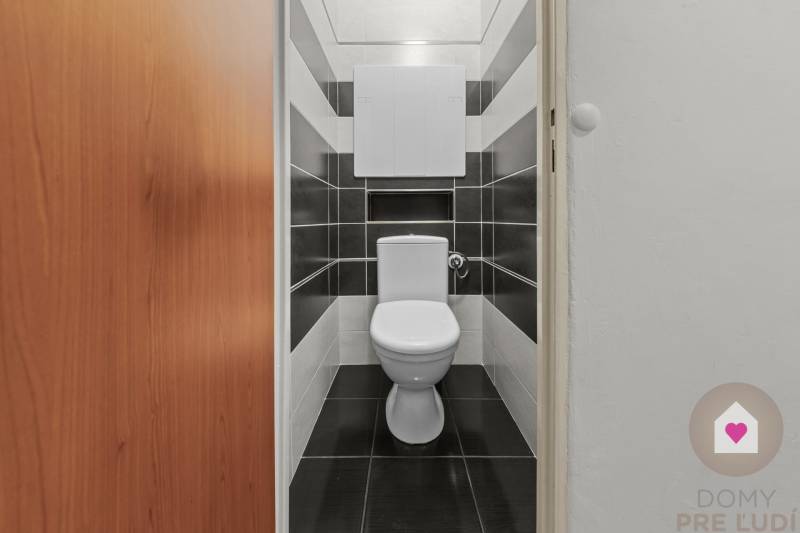 Prenájom prerobeného 1i bytu s balkónom a pivnicou v skvelej lokalite na Exnárovej ul. v Ružinove