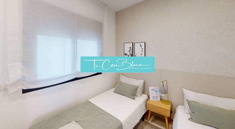 Szoba egy rekreációs apartmanban két egyszemélyes ággyal és finom dekorációkkal a falon.