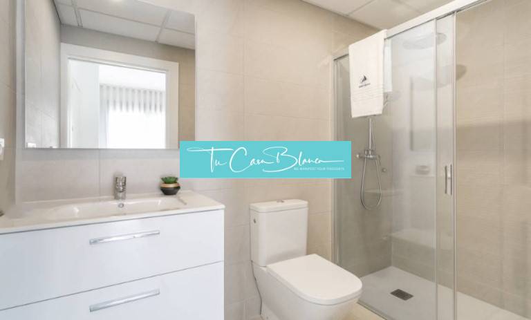 A nyaraló apartman fürdőszobája WC-vel, mosdóval és zuhanyzóval.