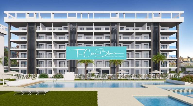 Torreviejai nyaraló apartman medencével és modern építészettel a kényelmes lakhatásért.