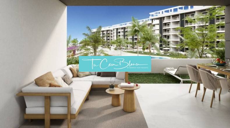 A torreviejai üdülőapartman terasza medencére és zöldterületre néző kilátással.