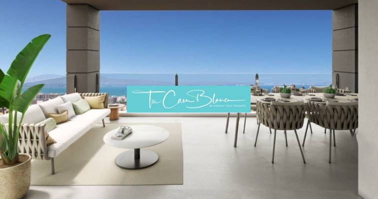 A torreviejai nyaraló apartman verandája tengerre néző kilátással és kényelmes ülőhellyel.