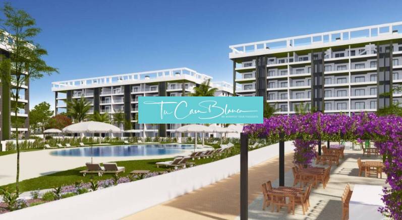 Torreviejai nyaraló apartman medencével, terasszal és kerti bútorokkal.