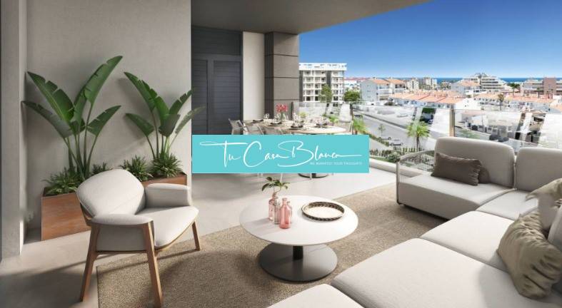 Egy torreviejai nyaraló apartman erkélye városi és tengeri kilátással.