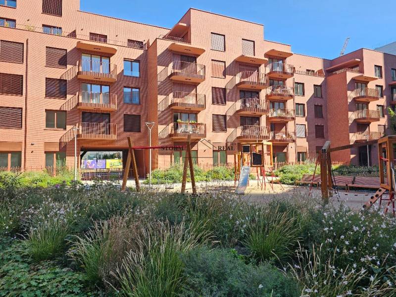 Pozsony-Ružinov lakókomplexum a Košice utcában játszótérrel és zöldterülettel.