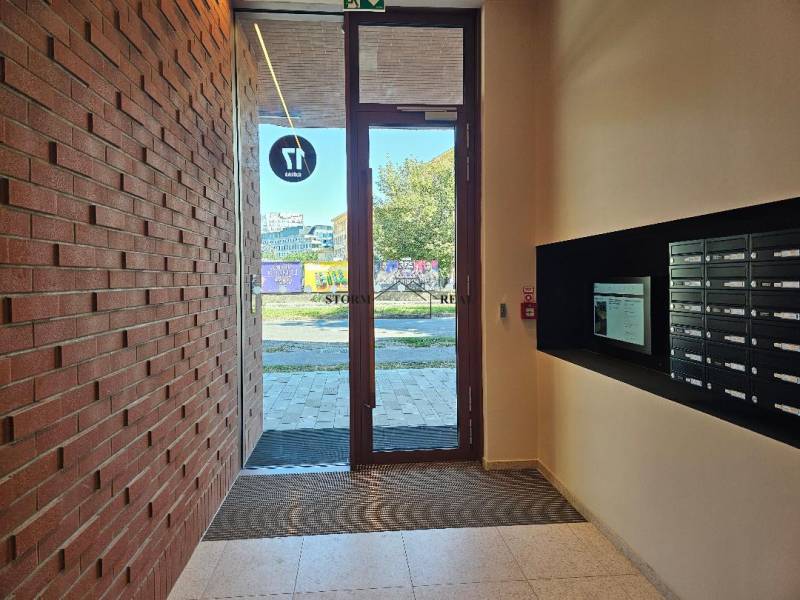 Bejárati csarnok postaládákkal és téglafallal a Košická utcán, Pozsony - Ružinov.