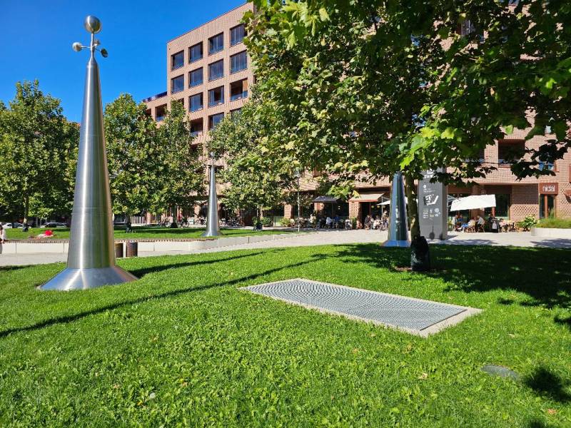 Zöldterület és fémszobrok egy épület előtt Pozsonyban - Ružinovban, a Košická utcában, 3 szobás lakás.