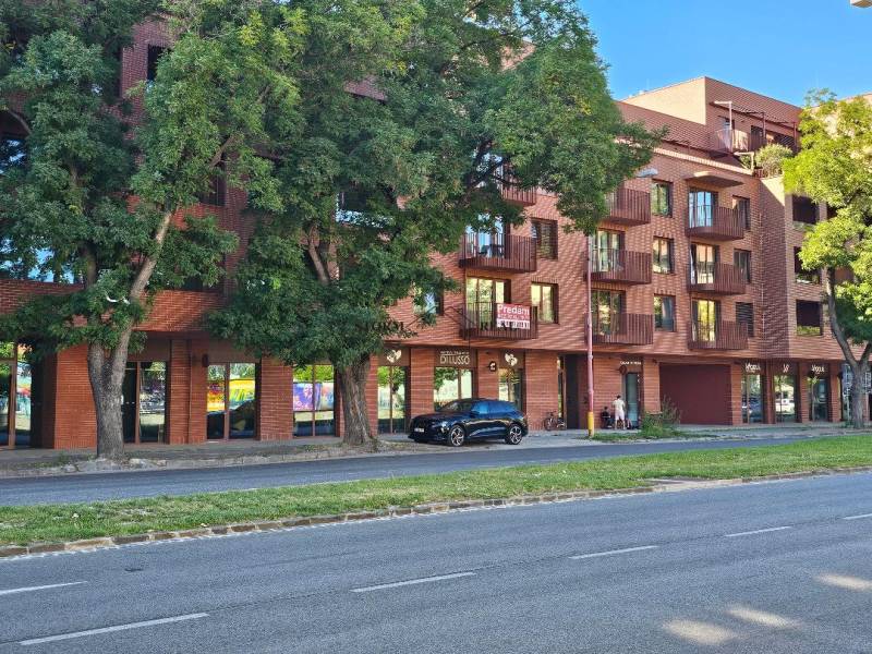 A Košická utcai lakóház Pozsony-Ružinovban sűrű fákkal van körülvéve.