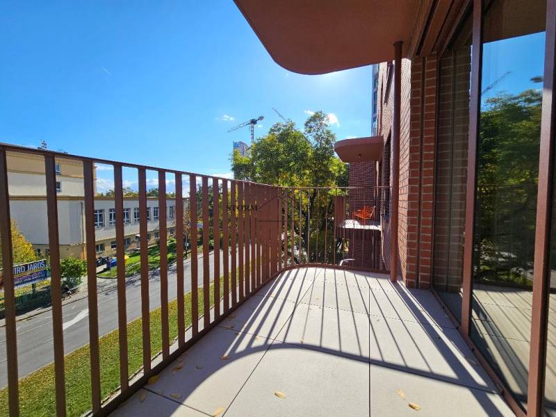 Az egyszobás lakás erkélye kilátással a Košická utcára, Pozsony - Ružinov.