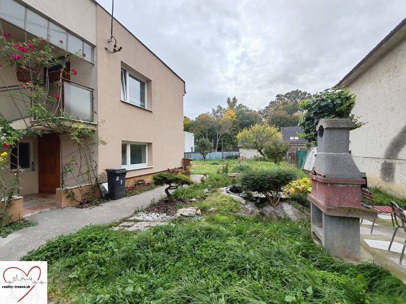 A Topoľová utcai családi ház Szereden zöld kerttel és kerti kandallóval rendelkezik.