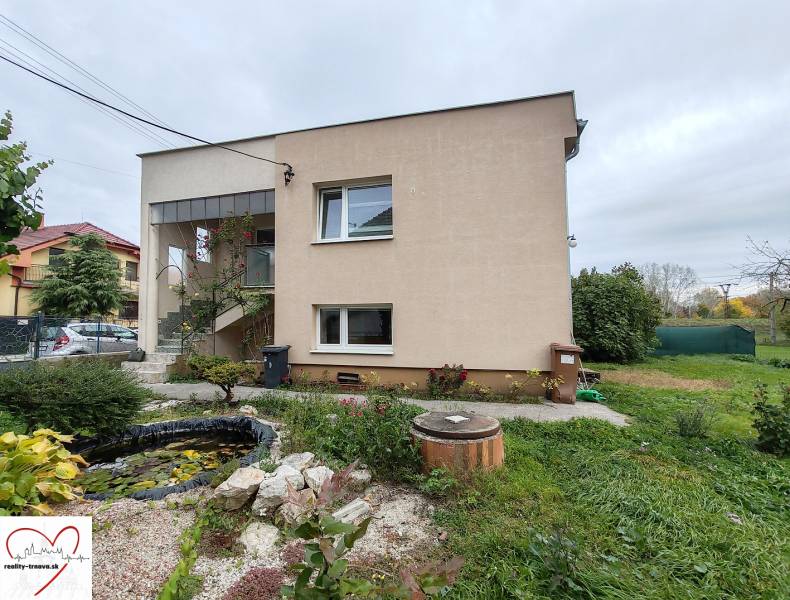 Családi ház a Topoľová utcában, Szereden, díszkerttel és tóval.