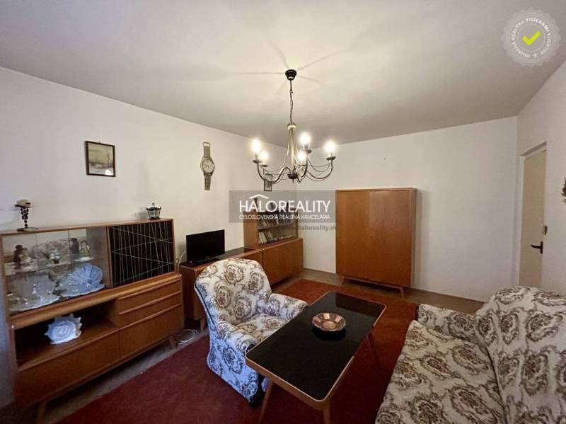 Nappali antik bútorokkal és csillárral egy 4 szobás lakásban.