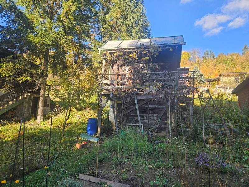 Ház a Sadoch pod Dedovcom-ban, Trencsénteplicen, zölddel és fákkal körülvéve.