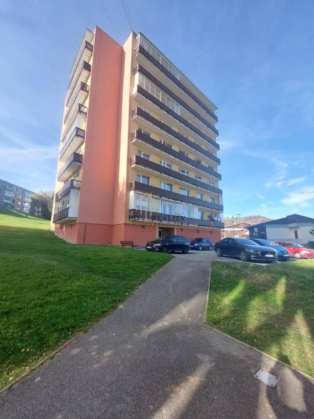 A Tvrdošínban, a Medvedzie utcában található társasház 3 szobás lakásokat kínál parkolási lehetőséggel.