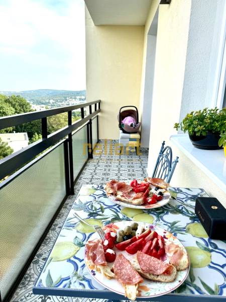 Erkély egy 3 szobás lakásban kilátással, étellel és babakocsival.