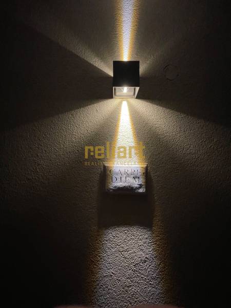 Fali lámpa, amely megvilágítja a 