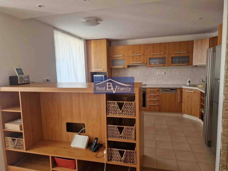 Konyhabútor fa dekorral és tárolóhellyel egy kétszobás lakásban.