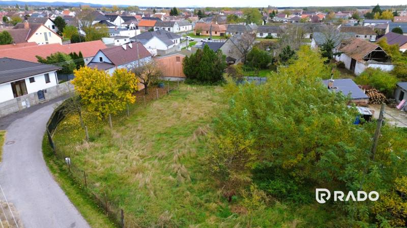 Telek Gajarban, lakóövezetben, házak környezetében.