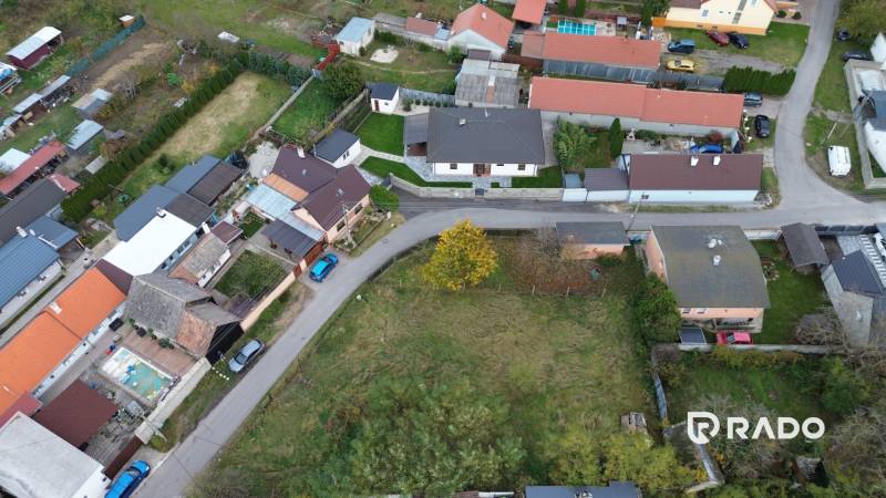 Légi felvétel a gajári lakóterületekről a szomszédos úttal és házakkal.