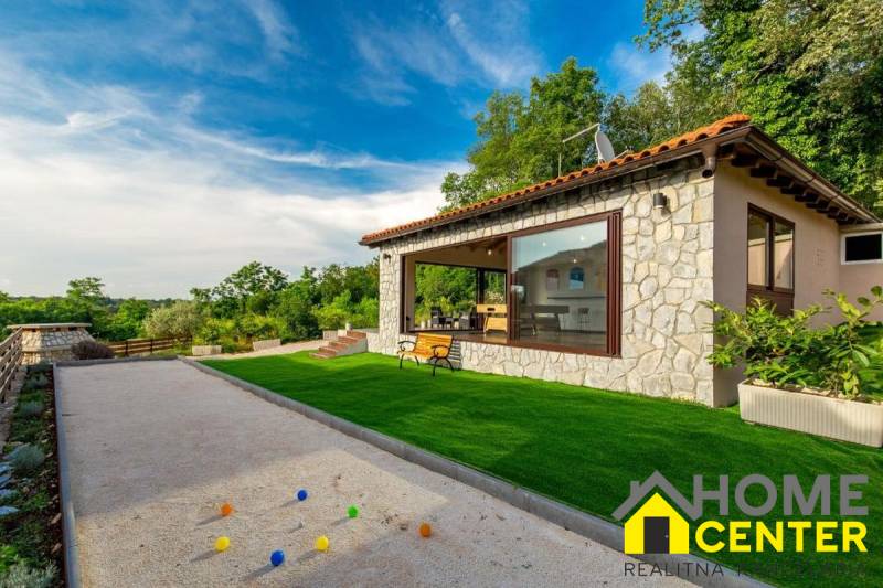 Kő villa Baléban petanque pályával és gondozott kerttel.