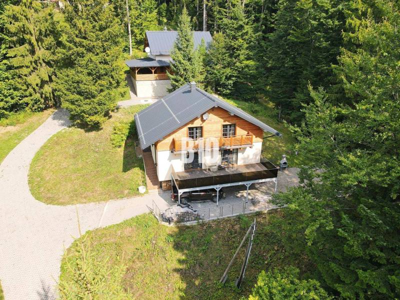 Erdővel körülvett házikó Terchován, napos terasszal és megközelíthető úttal.