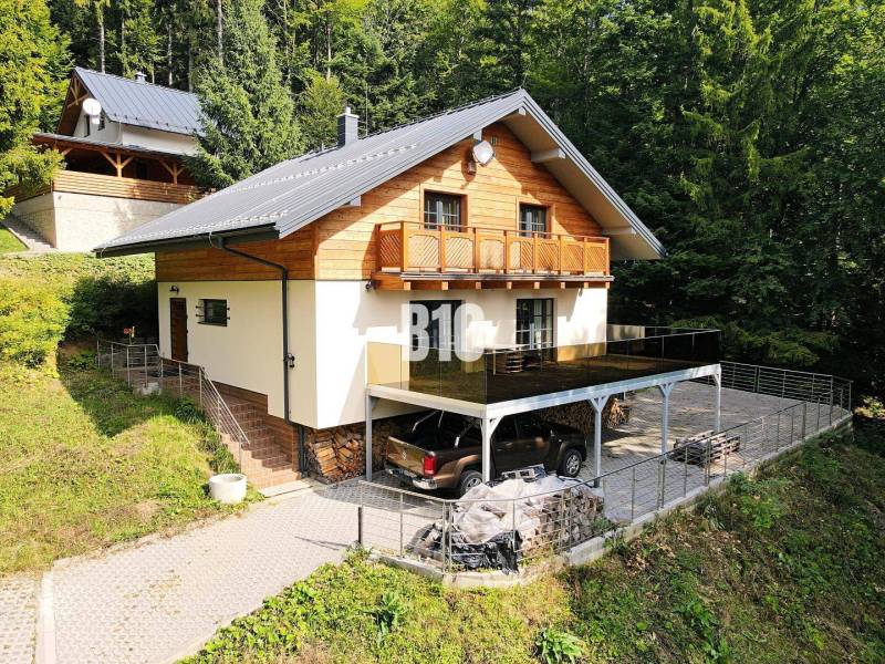 Házikó Terchovában, erdővel körülvéve, parkolóhellyel és terasszal.