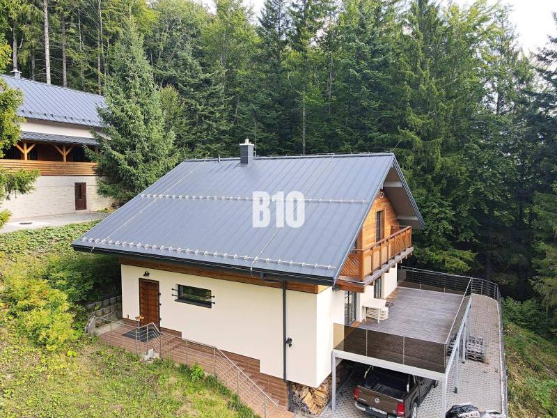 Házikó Terchován erdők ölelésében, nagy terasszal és parkolóhellyel.