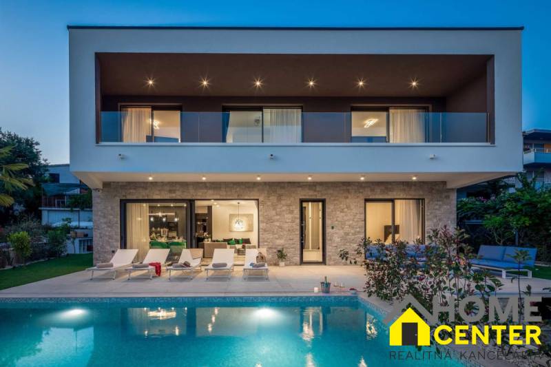 Villa Baliban medencével és terasszal, zöldövezetben, pihenőhelyekkel körülvéve.