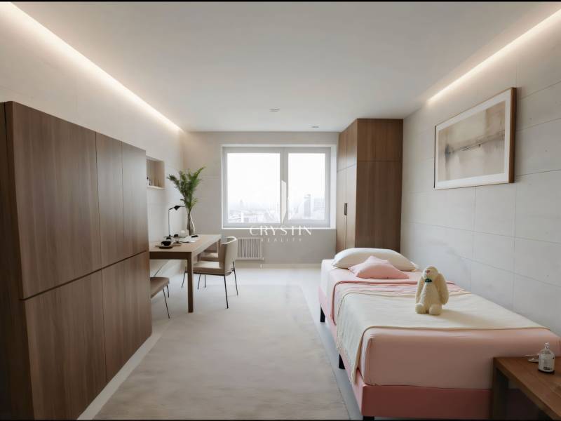 Hálószoba egy háromszobás lakásban ággyal, íróasztallal és fa dekorációjú padlóval.