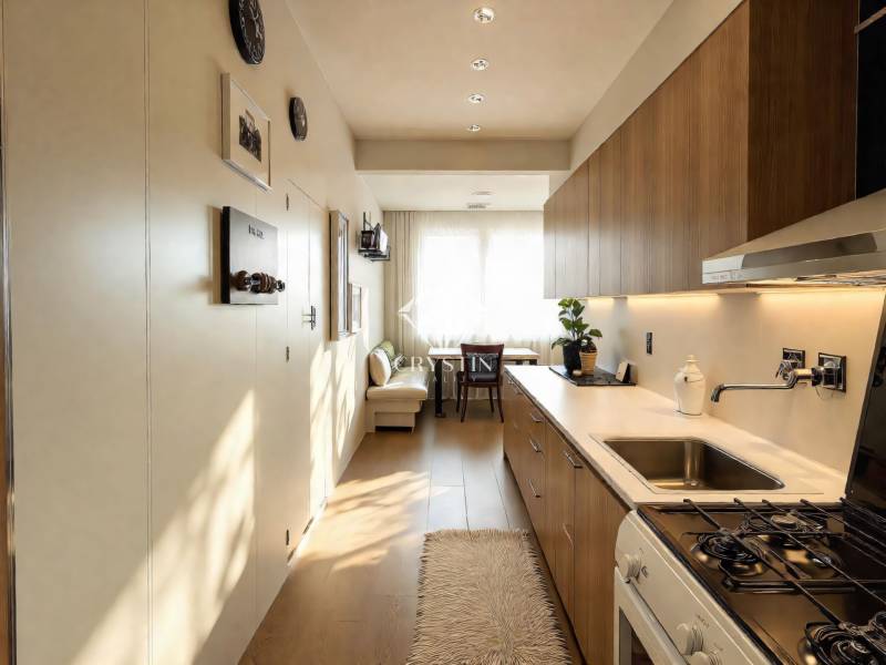 Hangulatos konyha egy 3 szobás lakásban, fa hatású padlóval és modern berendezéssel.