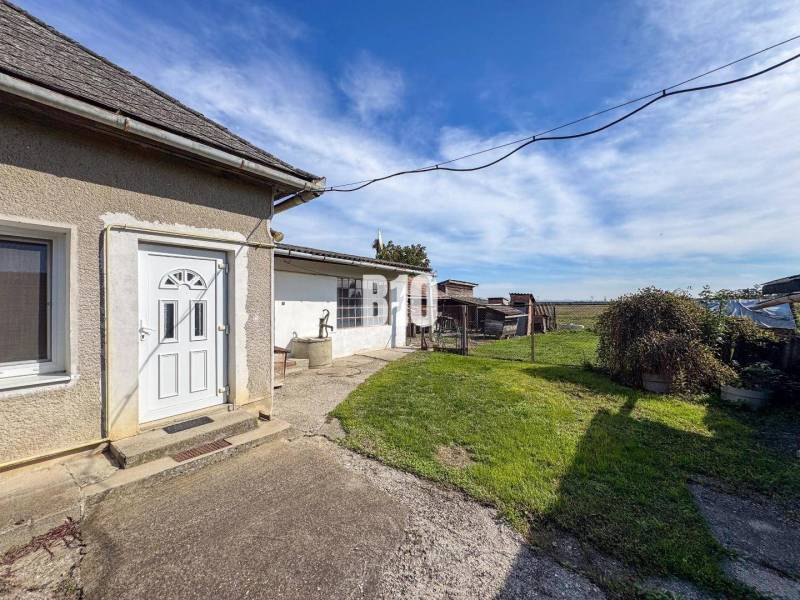 Családi ház Ondrejovcén udvarral, kúttal és kilátással a nyílt vidékre.