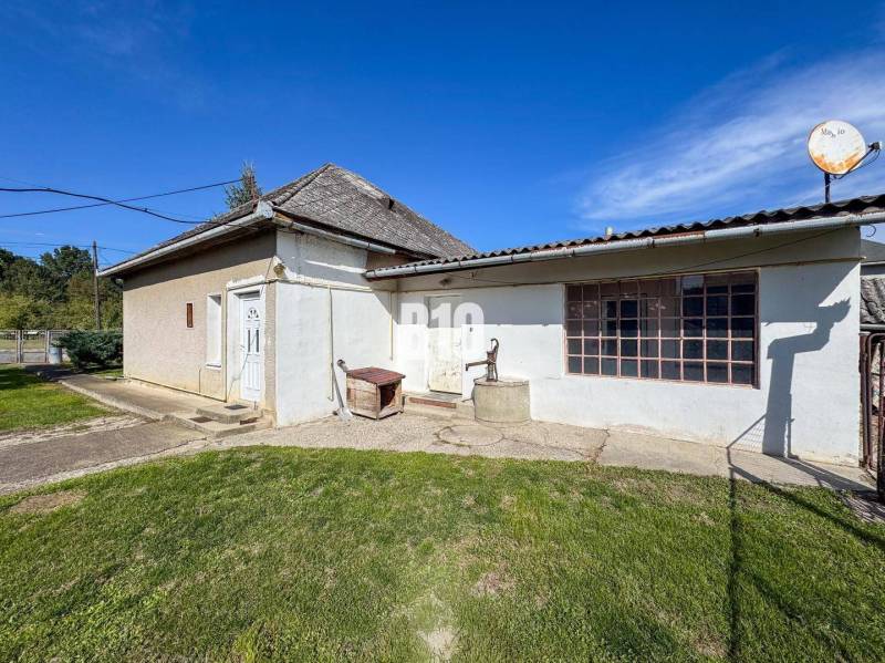 Családi ház Ondrejovcén, régebbi épület fa ablakokkal és műholdvevővel a tetőn.