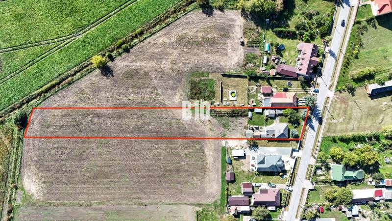 Légi felvétel a telkekről és családi házakról Ondrejovcén.