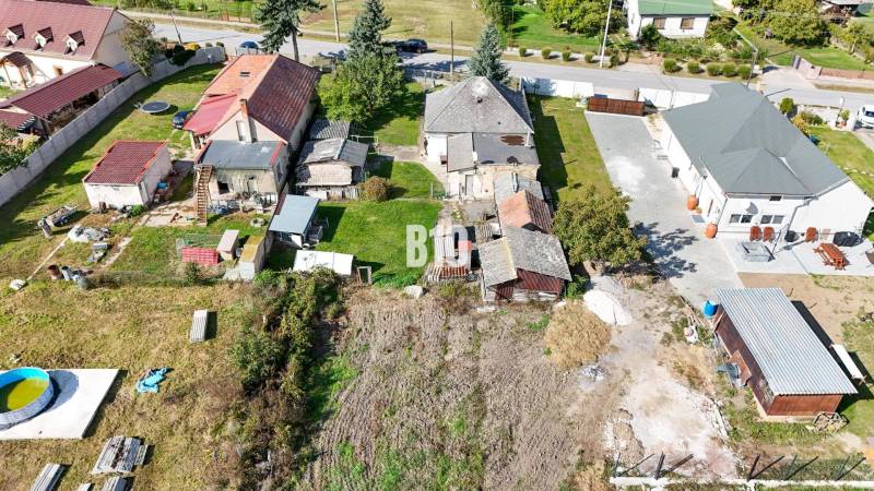 Családi házak és kertek légi felvétele Ondrejovceban.