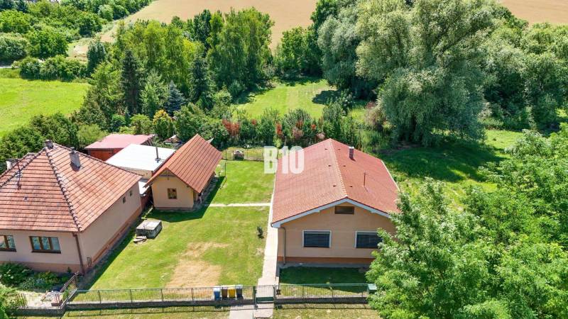 Családi ház Újszálláson nagy kerttel és zöldövezettel körülvéve.