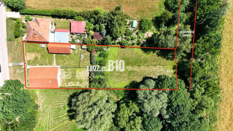 Családi ház légi felvétele Újszádon, tágas telekkel és kerttel.