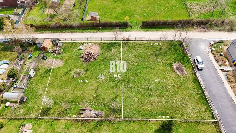 Légi felvétel a telkekről - lakóterület Jelenecben, mindegyik 687 m2-es.