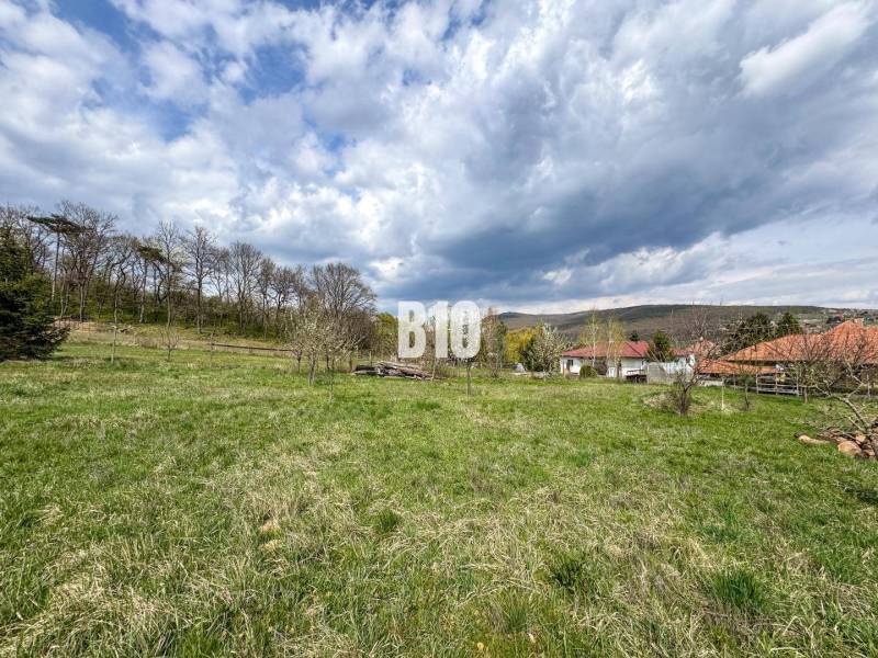 Tágas zöld lakótelkek Jelenecen, kilátással a környező természetre.