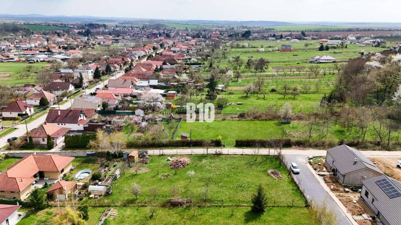 Légifelvétel a Jelenec községről, kiterjedt területtel, amely alkalmas lakóingatlanok számára.