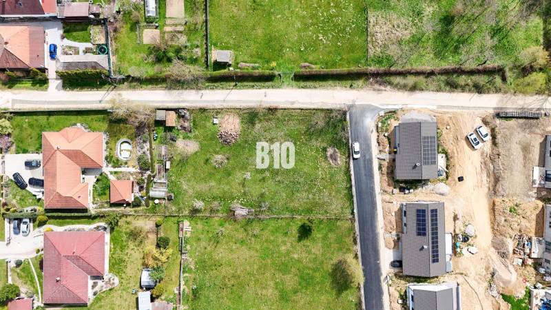 Légi felvétel a telkekről - lakóövezet Jelenecen a szomszédos házakkal és zöldterülettel.