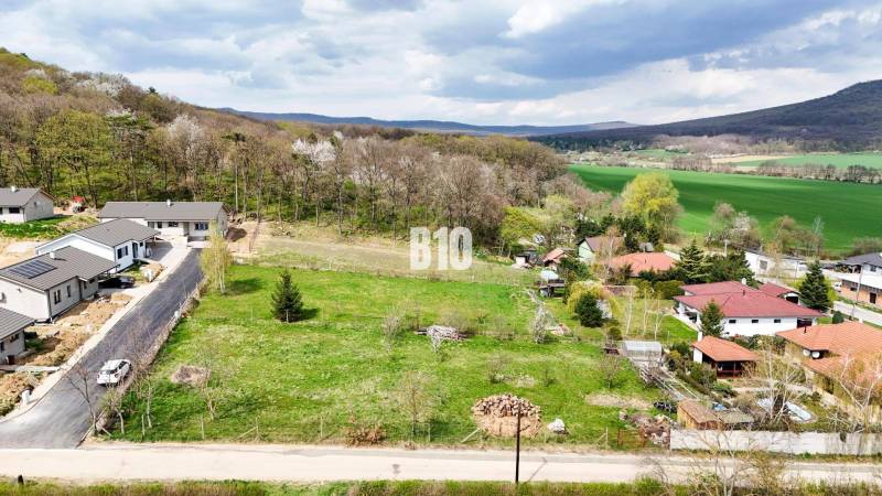 Telkek - lakóingatlanok Jelenecen, rétekre és erdőkre néző kilátással.