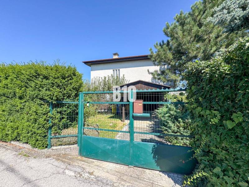 Családi ház a Kő utcában, Nyitrán, kerti kapuval és zöldterülettel.