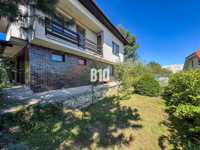 Családi ház a Nyitrai Kő utcában, füves kerttel és terasszal.